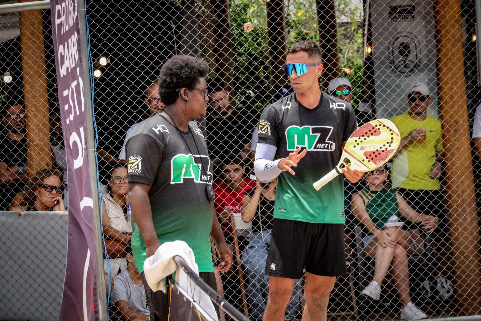 Dupla conversando durante uma partida de beach tênis