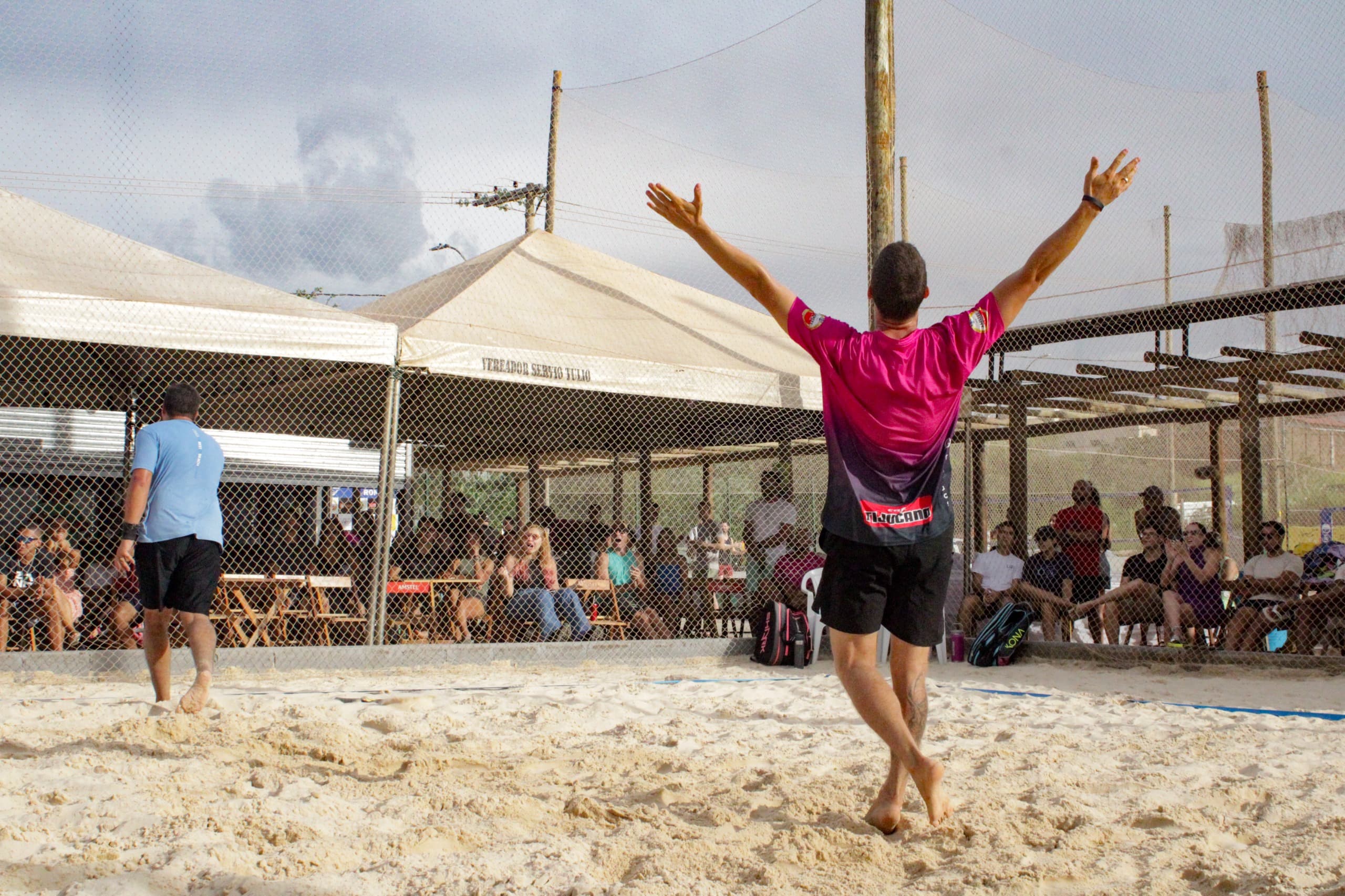 Atleta comemorando de braços abertos em etapa do Circuito Citrino FA Sports