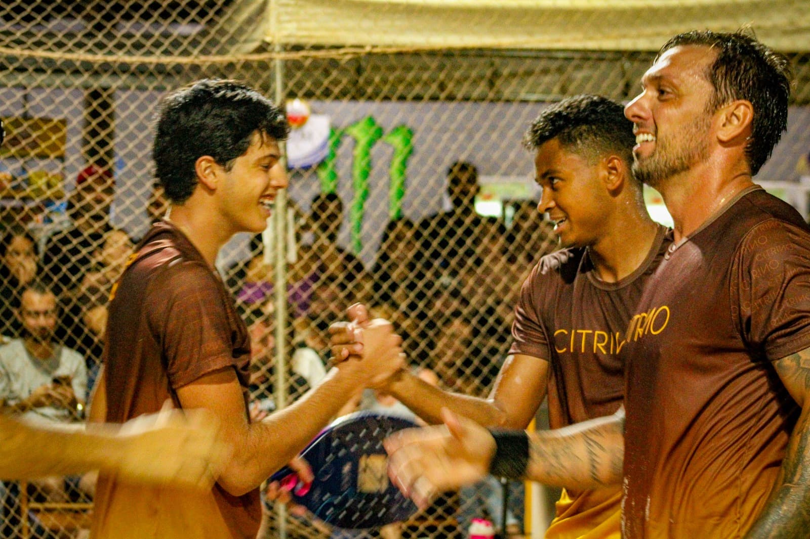 Comemoração entre atletas ao fim do jogo